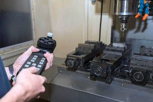 Das Bedienen von CNC-Maschinen folgt im dritten Lehrjahr